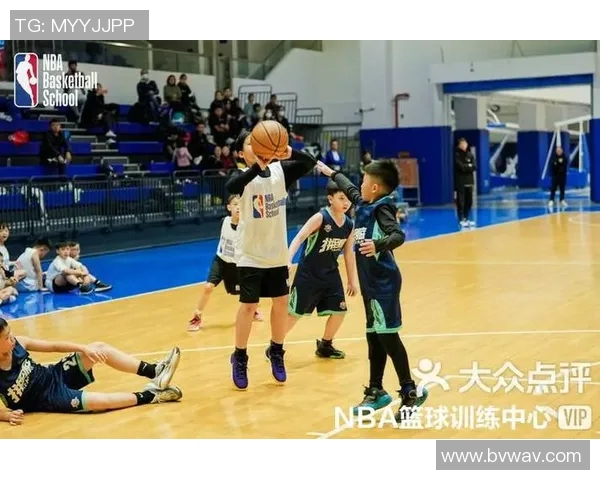 篮球明星亲临观澜湖小学与孩子们互动传授篮球技巧激发运动热情